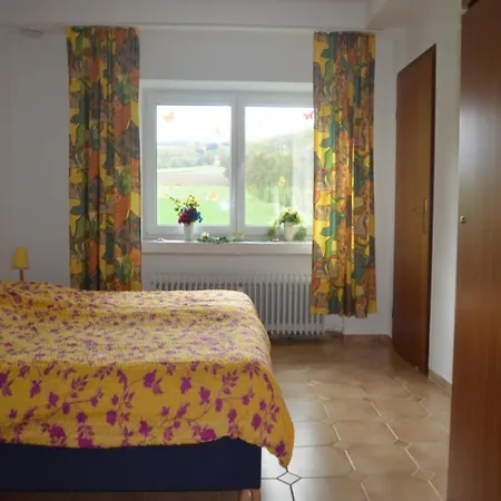 Im Obergeschoss, * Homberg (Schwalm-Eder)